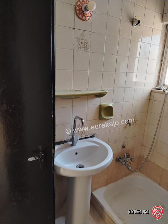 شقة طابق ثاني فني مساحة 60م للايجار في اربد بجانب كلية بنات اربد غرفتين نوم وصالة ومطبخ وحمام