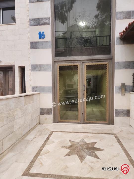 شقة طابق شبه أرضي مرتفع مساحة 205م للايجار في عمان - خلدا