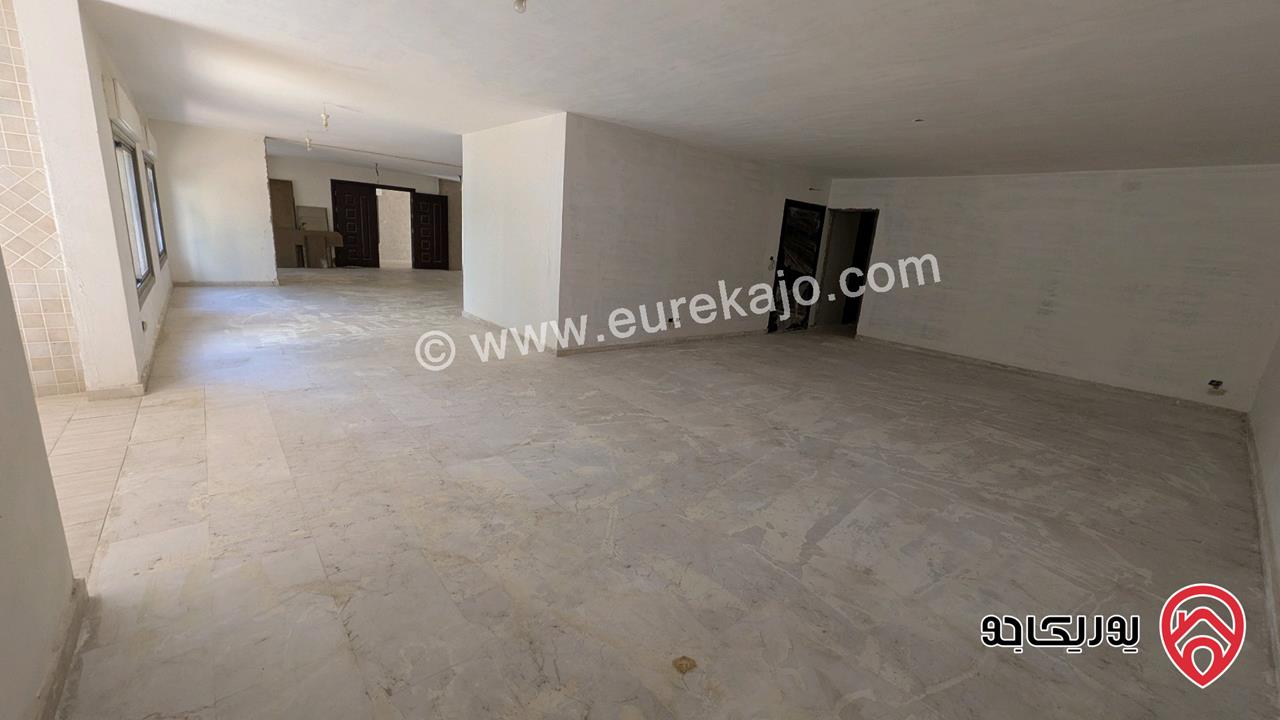 شقة أرضية مساحة 330م داخلي و 250م خارجي للبيع في عمان - دير غبار 