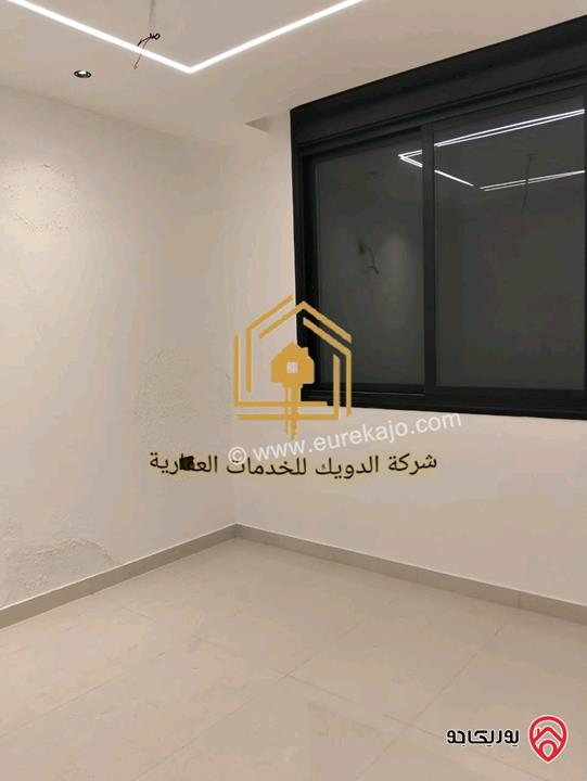 شقة طابق ثالث مع روف دوبلكس مساحة 185م فارغة للإيجار في عمان - الجندويل 