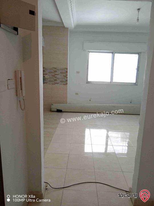 شقة مساحة 122م طابق أول بناء 2014 للبيع في عمان - الجاردنز وقريبة على شارع الجامعة 