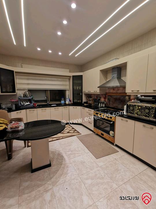 شقة طابق ثالث مساحة 220م للبيع في عمان - طبربور/طارق