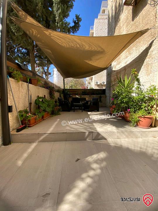 شقة مفروشة طابق أرضي مساحة 120م داخلي و 40م خارجي للإيجار في عمان - عبدون