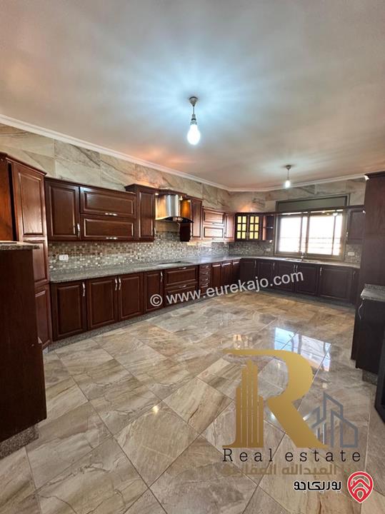 شقة مميزة مساحة 300م داخلي و 100م خارجي للبيع في عمان - ناعور