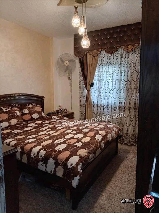 منزل مساحة 210م على أرض 450م للبيع في مخيم الزرقاء قريب من المجمع الجديد 