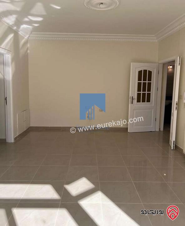 شقة مميزة طابق ثالث 215م تشطيب سوبر ديلوكس بسعر مغري للبيع في عمان - أم السماق
