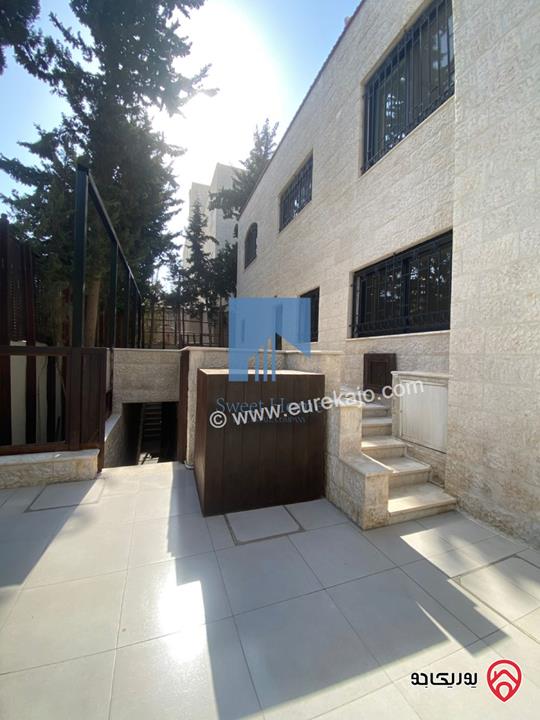 فيلا مستقلة فاخرة مساحة 700م على ارض 1 دونم و 350م للبيع في عمان - أم السماق الشمالي قرب التلاوي وخلف السنترو 