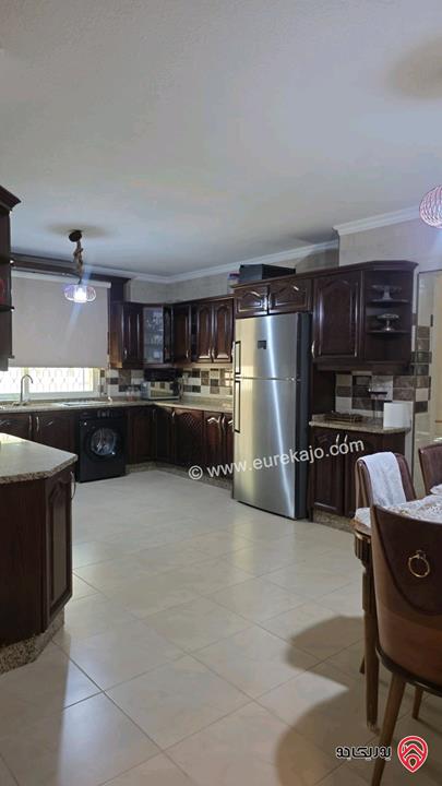 شقة طابقية طابق ثالث مساحة 305م للبيع في عمان - الرابية