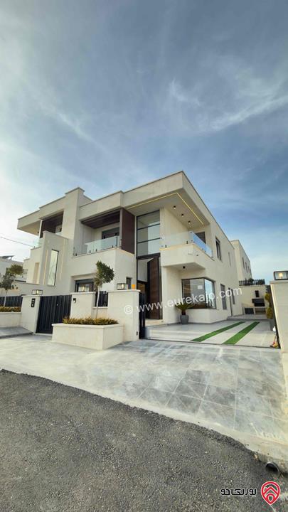 فيلا جديدة مساحة 550م على أرض 1 دونم للبيع في عمان - رجم عميش