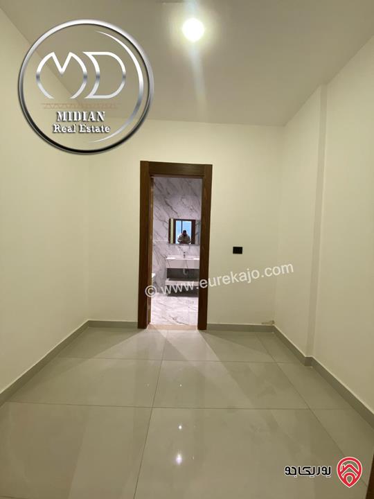 شقة شبه ارضي جديدة للبيع في عمان - جبل عمان مساحة 240م مع ترس و حديقة 200م تشطيبات ديكورات عصرية فاخرة بسعر مميز