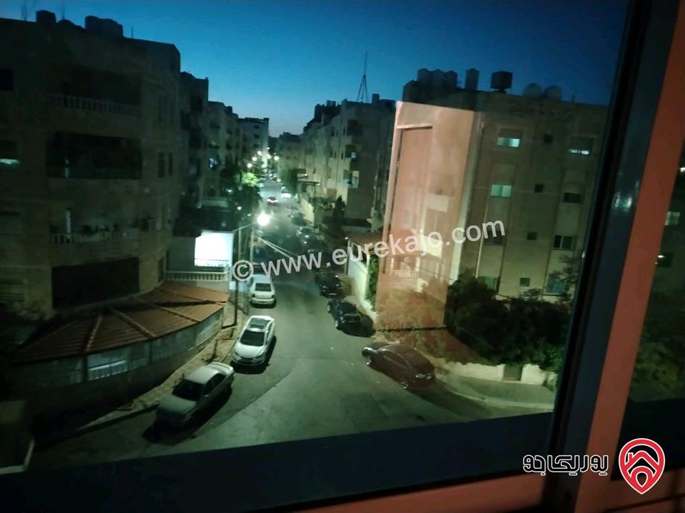 شقة مميزة طابق ثالث مع مصعد مساحة 125م للبيع في عمان - ضاحية الاستقلال بجانب مسجد عثمان بن عفان قريبة من جميع الخدمات ومطلة  