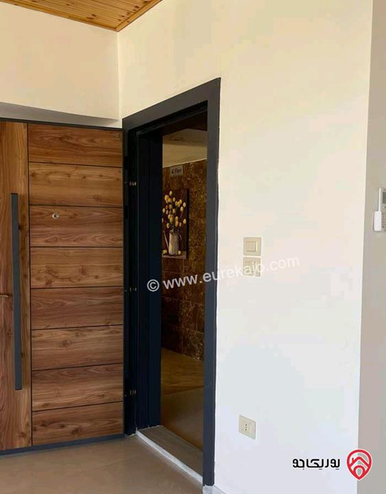 روف فارغ مساحة 160م داخلي و 40م خارجي للإيجار في عمان - ام السماق 