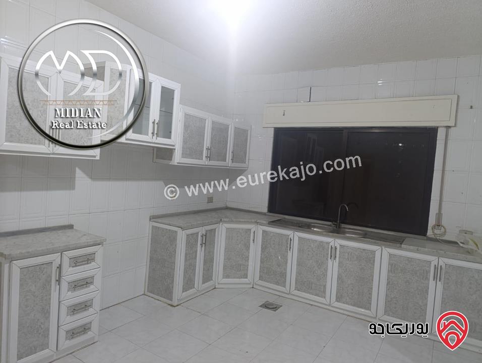 شقة للبيع في عمان - ام اذينة مساحة 160م طابق ثالث اطلالة جميلة تصلح للاستثمار بسعر مميز