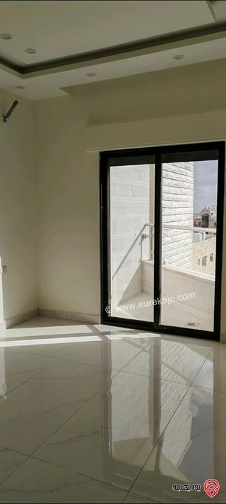 شقة جديدة مساحة 165م دوبلكس للبيع في عمان - الجبيهة شارع الاردن حي الديوان