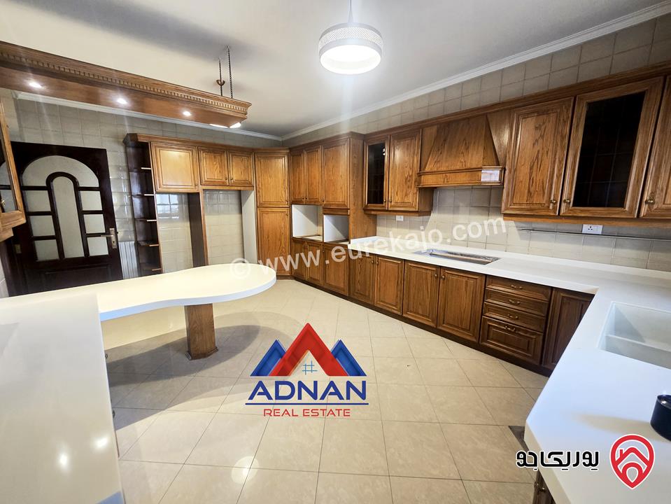 شقة طابقية مساحة 300م طابق ثاني للإيجار الفارغ مجددة بالكامل في عمان - الصويفية