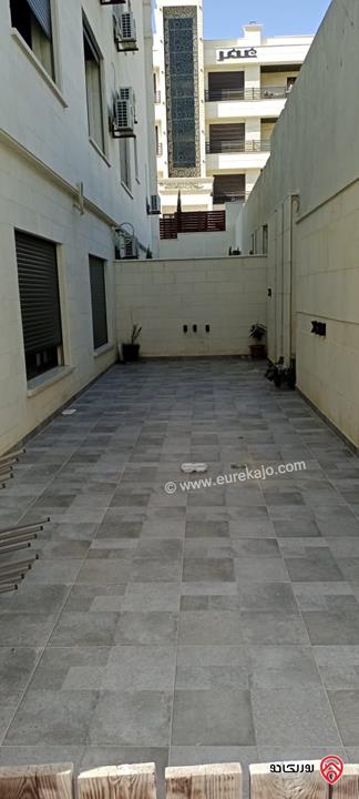 شقة طابق شبه ارضي مساحة 215م داخلي و حديقة 200م للبيع في عمان - ناعور وادي الكيرا