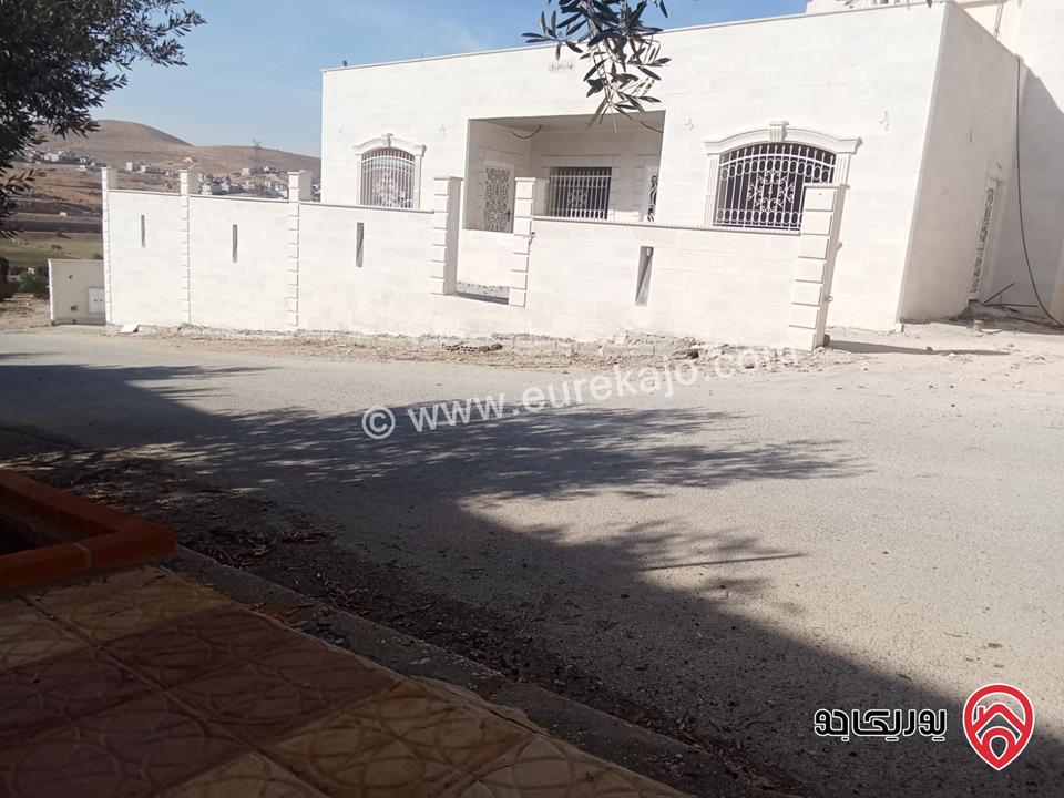 بيت مستقل مساحة 400م على أرض 519م للبيع في الزرقاء – شومر بناء حجر فاخر مع جميع الخدمات