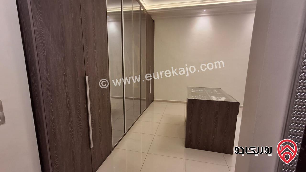 شقة فاخرة مفروشة طابق أخير مع روف مساحة 300م للايجار في عمان - الرابية