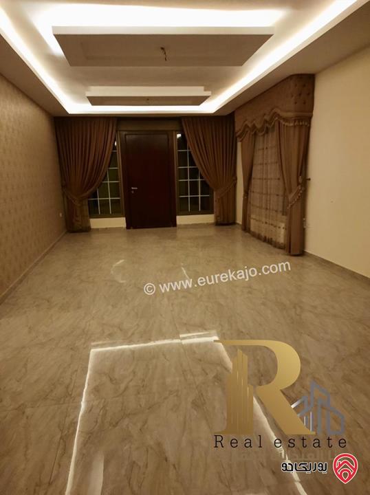 شقة مميزة مساحة 300م داخلي و 100م خارجي للبيع في عمان - ناعور