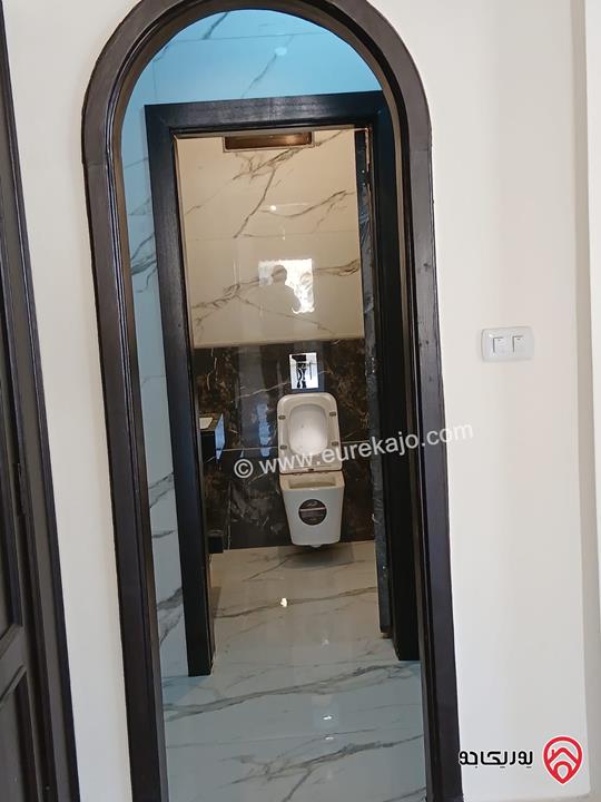 شقة طابق ثالث مساحة 244م للبيع في عمان - الرابية