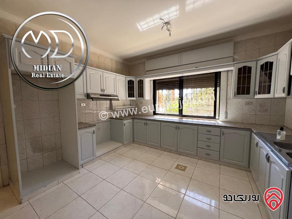 شقة ارضية فارغة للايجار في عمان - خلدا مساحة 220م مع ترس و حديقة 150م تشطيبات و ديكورات سوبر ديلوكس. 