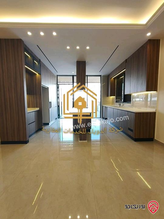 شقة جديدة لم تسكن طابق ارضي مساحة 180م داخلي و 70م خارجي للايجار في عمان - طريق المطار 