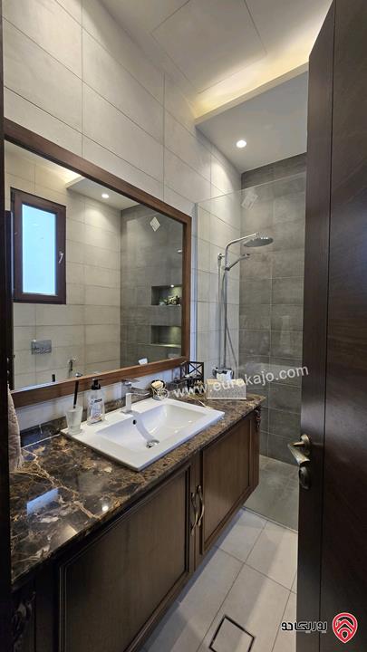 فيلا حديثة فخمة مساحة 690م على أرض 750م للبيع في عمان - البنيات طريق المطار 