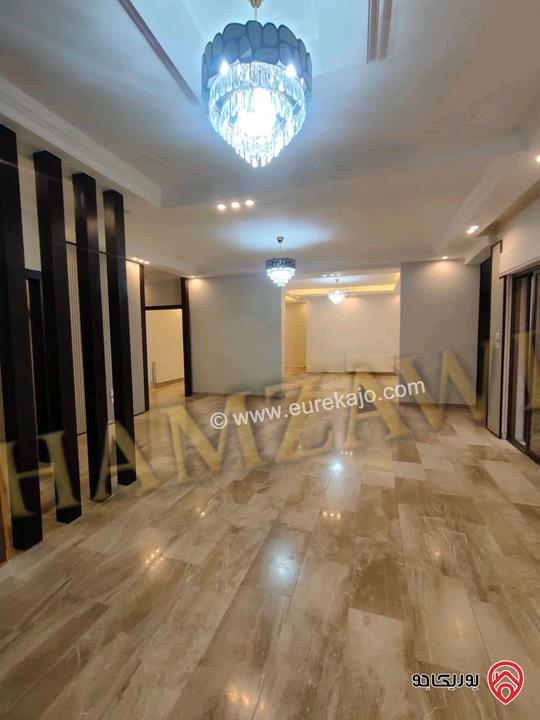 شقة شبه أرضية مساحة 220م داخلي و 80م خارجي للايجار في عمان - دير غبار 