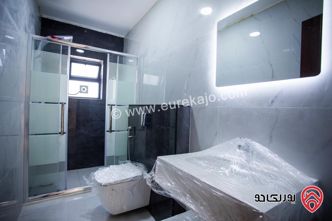 شقة طابق ثالث مع روف مساحة 160م و مطبخ راكب للبيع في عمان - الجبيهة حي المنصور 