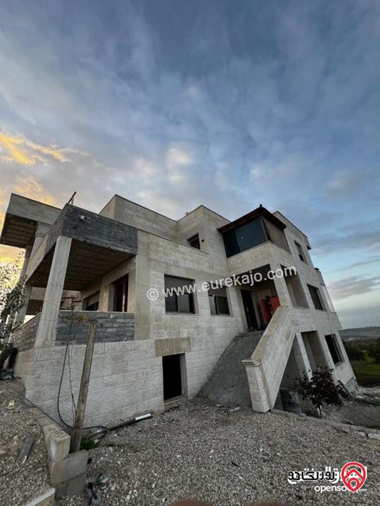 فيلا عدد 2 متلاصقتين بنظام أمريكي مساحة 720م على أرض 1 دونم ، للبيع في اربد 