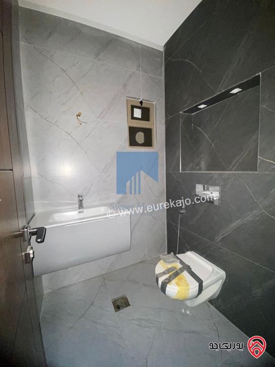 شقة فاخرة للبيع في عمان - أم أذينة قرب أبراج السادس طابق ثالث 180م مع روف دوبلكس 105م لم تسكن