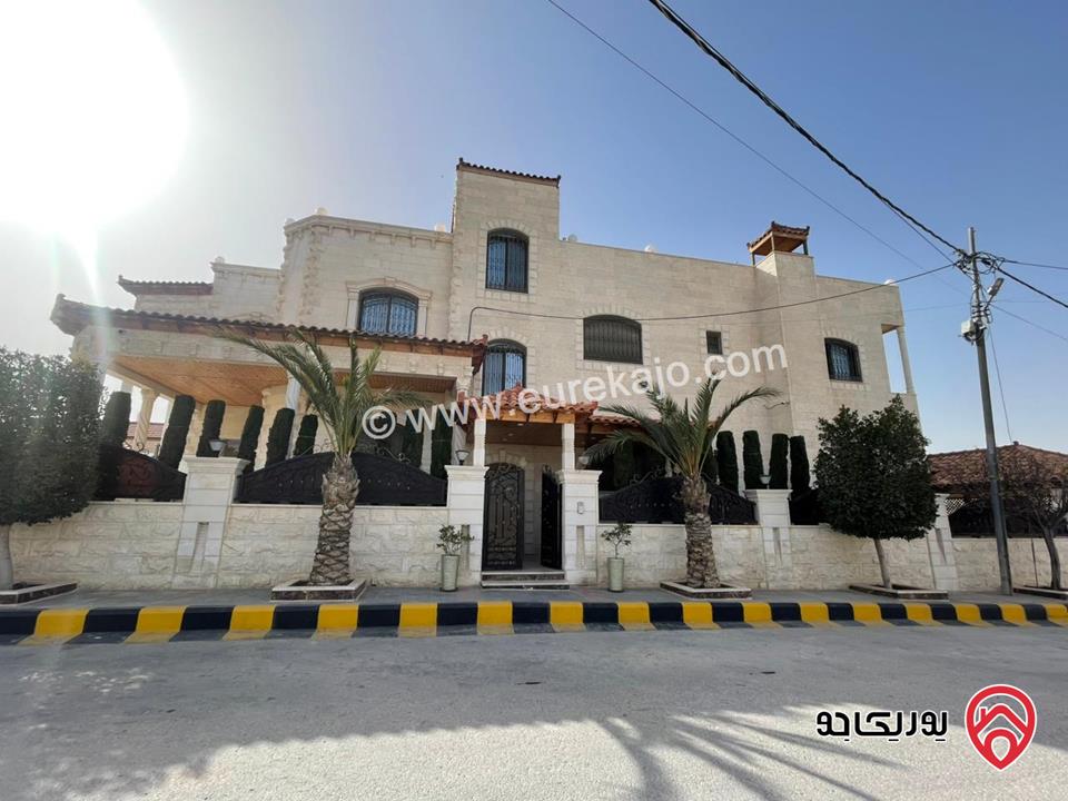 فيلا مساحة الارض 758م مساحة البناء 700م على شارعين للبيع في الزرقاء - ضاحية المدينة المنورة