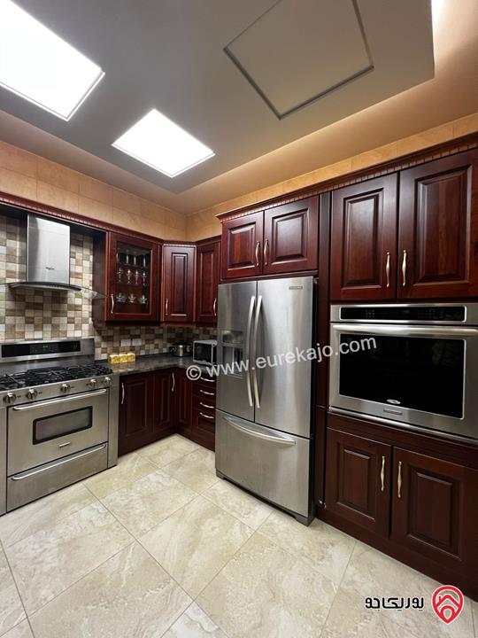 شقة فاخرة مفروشة أرضية مساحة 150م داخلي و 30م خارجي للإيجار في عمان - خلدا