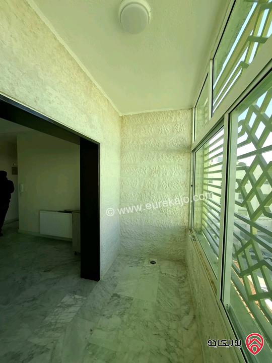 شقة مجددة بالكامل طابق ثالث مع مصعد مساحة 190م للايجار في عمان - خلدا 