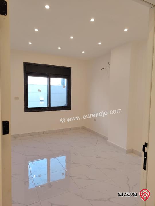 شقة جديدة ارضي مساحة 120م +70م ترس في عمان - المقابلين ش. الحرية