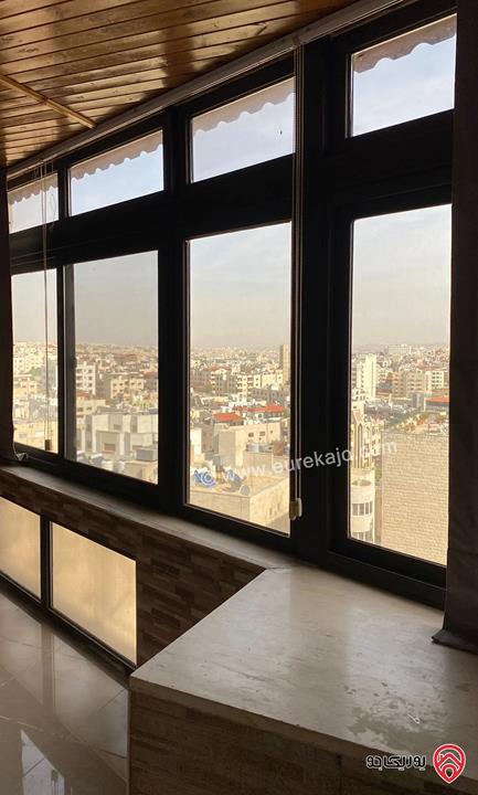 شقة ثالث مع رووف مساحة 320م للبيع في عمان - الرابية