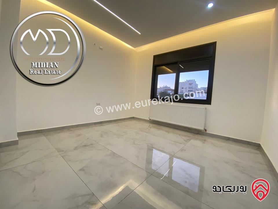 شقة دوبلكس طابق أخير مع روف للبيع افي عمان - لمدينة الرياضية مساحة 205م مع تراسات تشطيبات سوبر ديلوكس اطلالة رائعة بسعر مميز