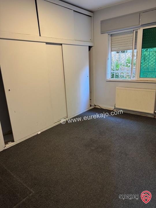 شقة طابق شبه أرضي مساحة 150م داخلي و 150م خارجي للايجار في عمان - الرابية 