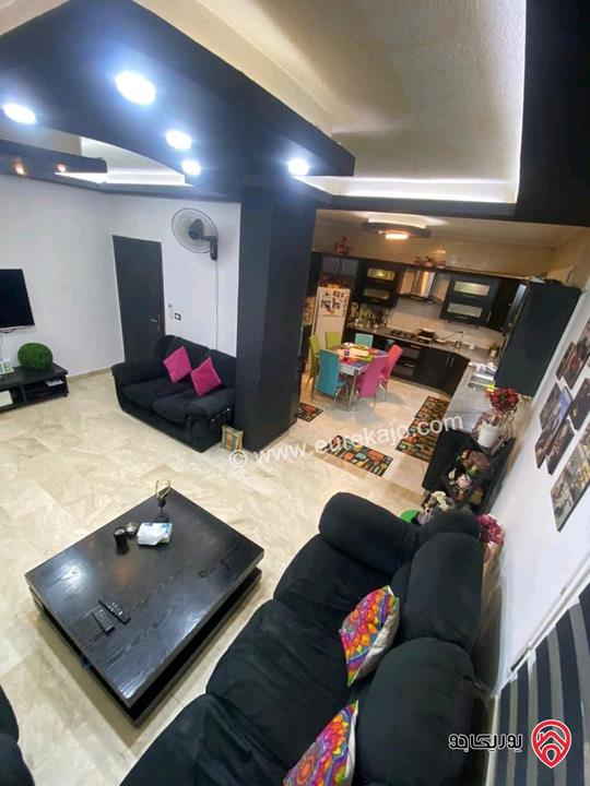 شقة أرضية مساحة 186م داخلي و 30م خارجي للبيع مفروشة في عمان - الجندويل