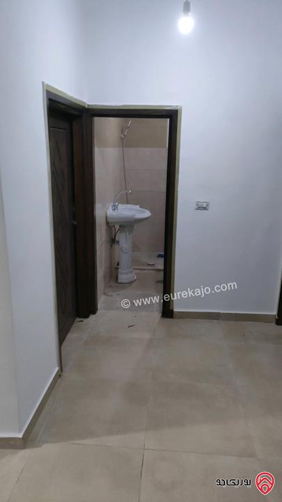 شقة سكنية طابق اول مساحة 100م للايجار في الزرقاء - الوسط التجاري