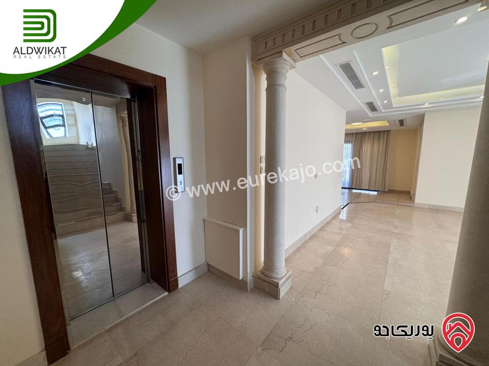 فيلا متلاصقة للبيع او للايجار في عبدون قرب الاسفاره الامريكيه مساحة الارض 500م ومساحة البناء 700م ومساحة الحديقة 200م موقع مميز واطلالة خلابة منطقة فلل واصل جميع الخدمات 