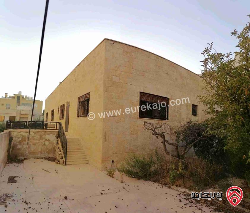 منزل مستقل مساحة الأرض 1000م والبناء 500م للبيع في عمان - الجبيهة بالقرب من دوار المنهل