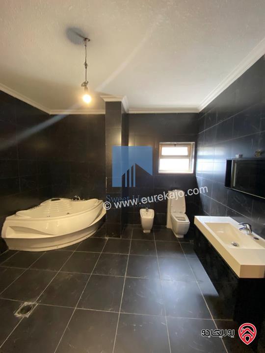 شقة أرضية (شبه فيلا) طابقية فاخرة للبيع في عمان - الرابية قرب الكالوتي 425م مع حديقة وترسات 500م