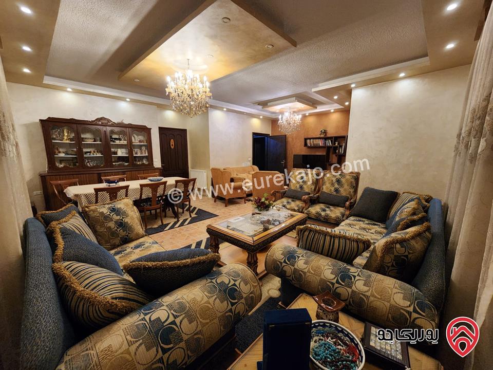 شقة طابقية  رووف كامل مساحة 300م للبيع في عمان - الشميساني