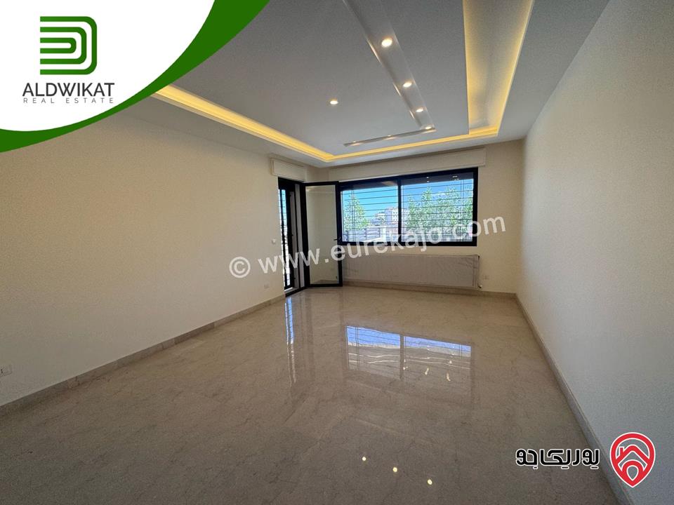 شقة ارضية للبيع في عمان - رجم عميش / طريق المطار مساحة البناء 210م ومساحة الحديقة 200م