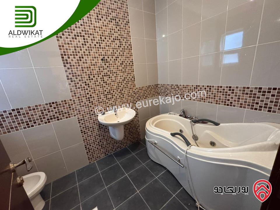 فيلا مستقلة للبيع في عمان - صويلح بالقرب من الحمر مساحة الأرض860م مساحة البناء 390م موقع اطلالة