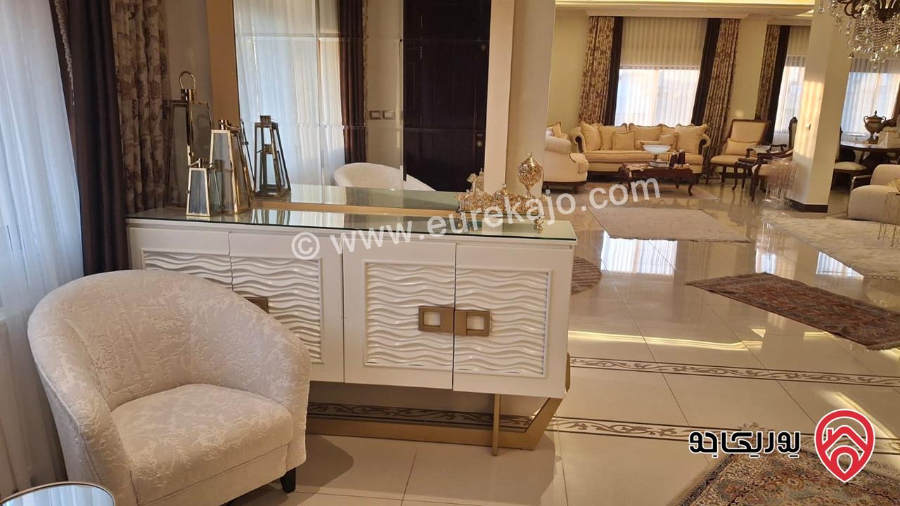 شقة فاخرة مفروشة طابق أخير مع روف مساحة 300م للايجار في عمان - الرابية