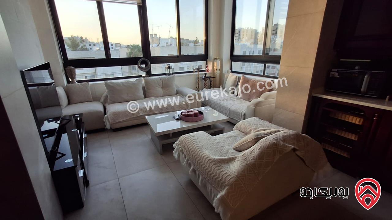 شقة فاخرة مفروشة طابق أخير مع روف مساحة 300م للايجار في عمان - الرابية