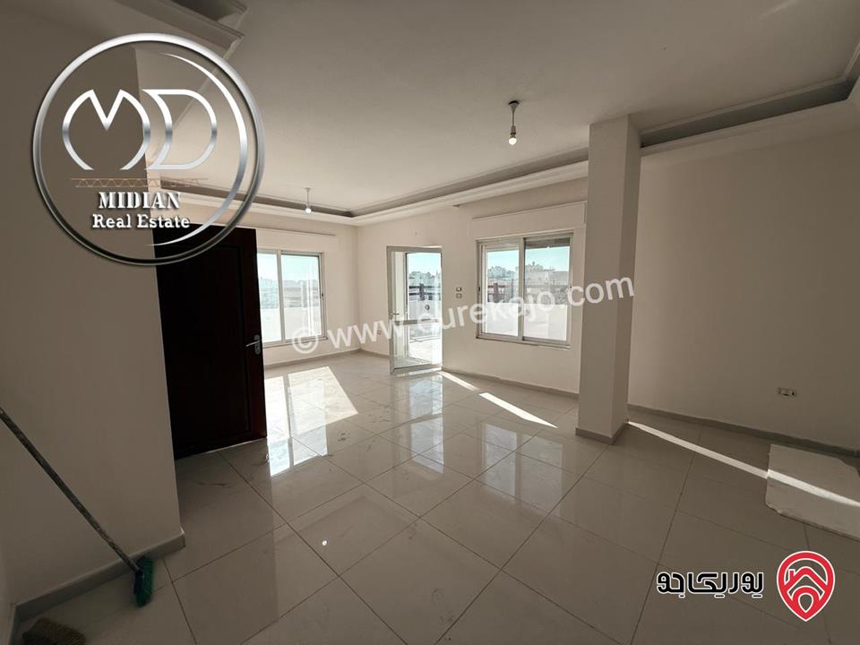 فيلا جديدة للبيع في أجمل مناطق عمان - الظهير مساحة 560م مع مسبح تراسات و حدائق 250م تشطيبات سوبر ديلوكس اطلالة رائعة