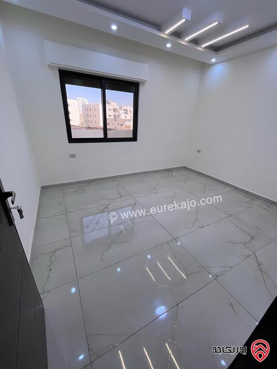 شقة سكنية طابق أرضي مساحة 161م داخلي و 50م خارجي للبيع في عمان - البنيات